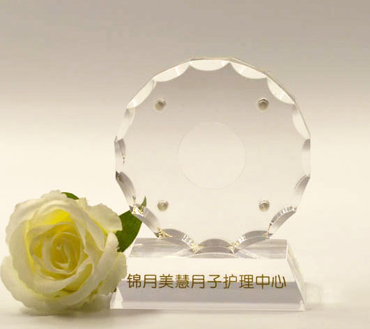 What are the requirements for the customization of acrylic products?